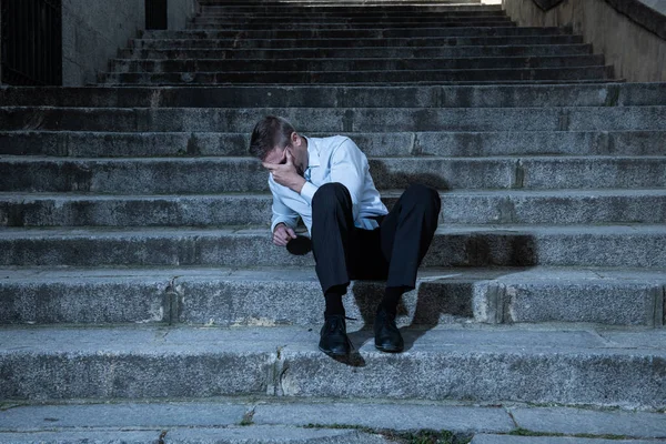 Junger Geschäftsmann Weint Verlassen Depressionen Verloren Auf Der Straßentreppe Sitzend — Stockfoto