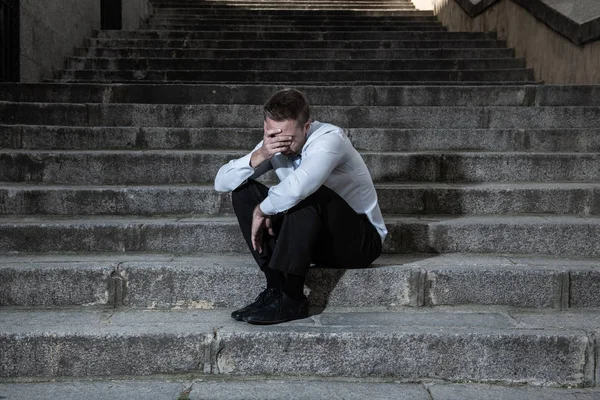 放棄で失われたうつ病の感情的な苦痛 精神的健康コンセプト写真で悲しみに苦しんでいる通り階段の上に座って泣いている若手実業家 — ストック写真