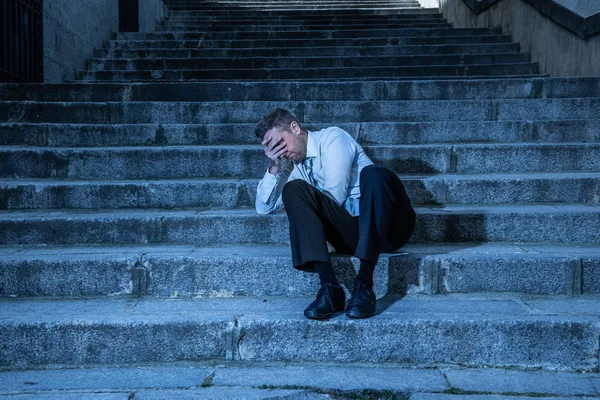 Plačící Muž Mladý Obchodní Opustila Ztracené Deprese Sedí Ulici Schody — Stock fotografie