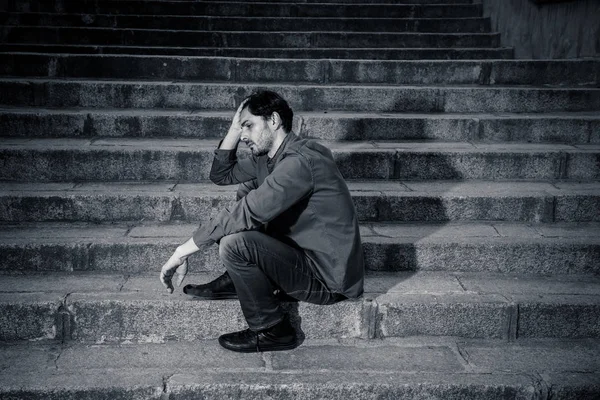 大人のうつ病の原因で不安を感じるとあなたの生活の問題の外のステップに座って仕事から強調したラテン男を感じる孤独な悲しいと精神的な健康の概念の心配 — ストック写真