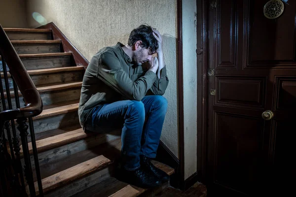 Deprimido Latino Homem Sentado Cabeça Mãos Dentro Uma Escada Sentindo — Fotografia de Stock