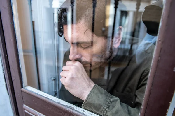 中年男人的画像 看着窗外的忧郁和忧郁 思考着他的生活在心理健康观念中遭受抑郁症的困扰 — 图库照片
