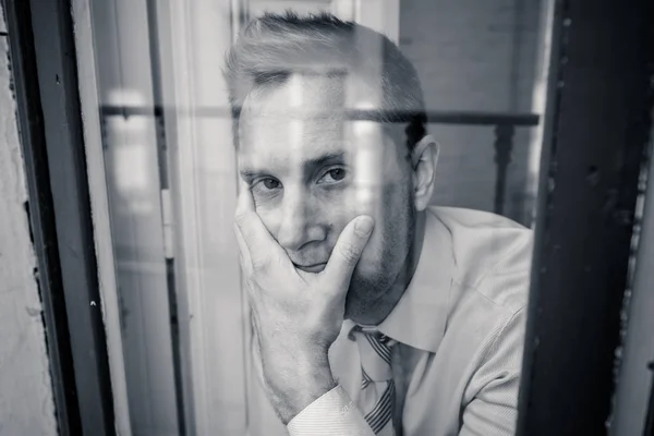 Крупный План Портрет Человека Средних Лет Грустный Депрессивный Глядя Окно — стоковое фото