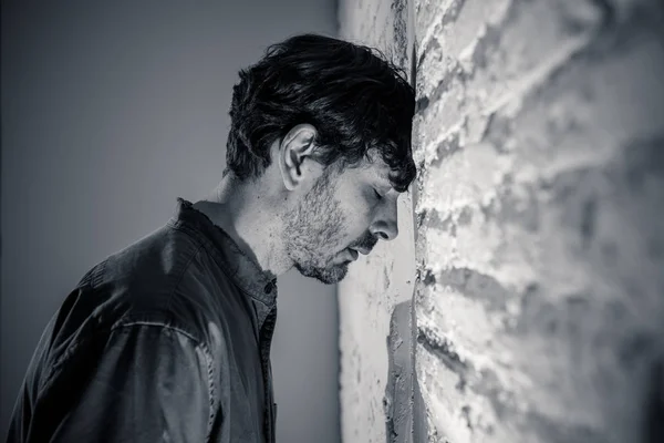Depressed Man Leaning White Wall Dark Room Home Feeling Sad — Stock Photo, Image