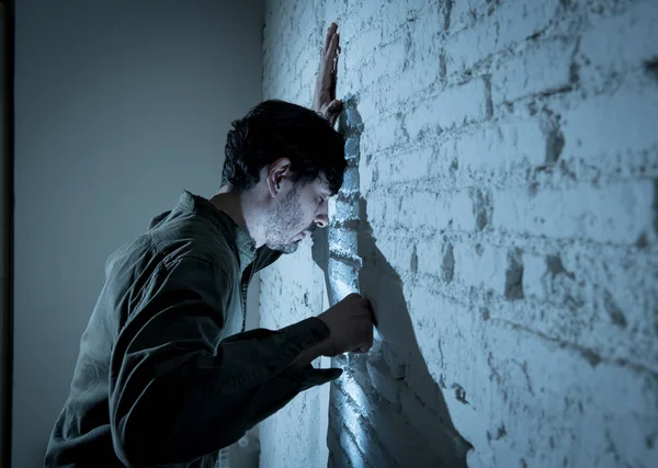 Депрессивный Человек Опираясь Белую Стену Темной Комнате Дома Чувствуя Грусть — стоковое фото