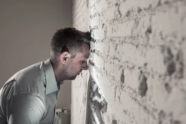 Depressziós Ember Hajlik Fel Egy Fehér Falon Sötét Szobában Otthon — Stock Fotó