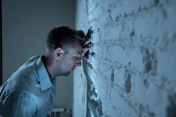 Depressziós Ember Hajlik Fel Egy Fehér Falon Sötét Szobában Otthon — Stock Fotó