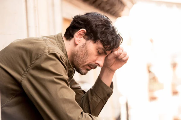 Ritratto Ravvicinato Uomo Triste Depresso Che Guarda Fuori Dalla Finestra — Foto Stock