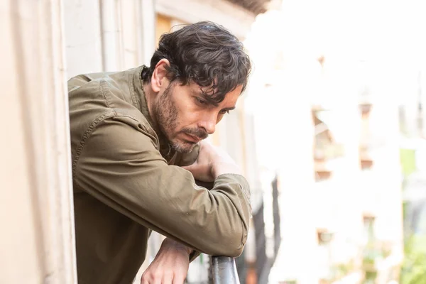 闭上悲伤沮丧的男人的肖像看窗外在家庭中遭受抑郁症和孤独感的心理健康概念 — 图库照片