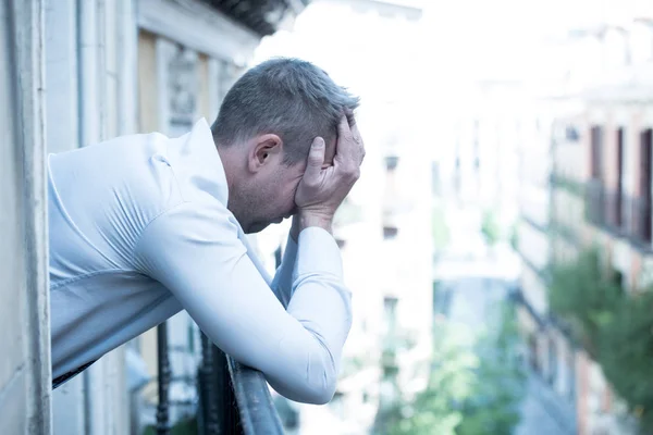 Portret Smutny Przygnębiony Człowiek Patrząc Przez Okno Balkon Domu Cierpienie — Zdjęcie stockowe