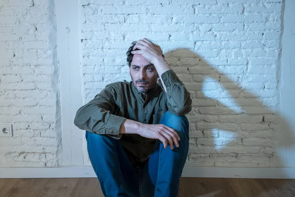 Junger Depressiver Mann Sitzt Hause Vor Einer Weißen Wand Mit — Stockfoto