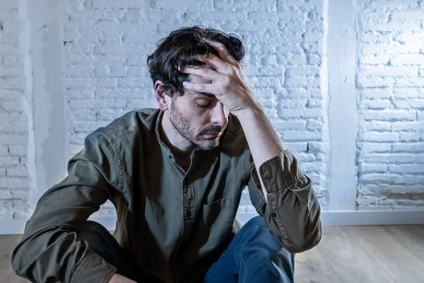 Junger Depressiver Mann Sitzt Hause Vor Einer Weißen Wand Mit — Stockfoto