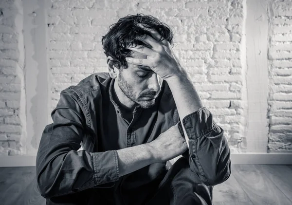 Depressziós Fiatalember Ült Otthon Fehér Falhoz Egy Árnyék Falon Érzés — Stock Fotó