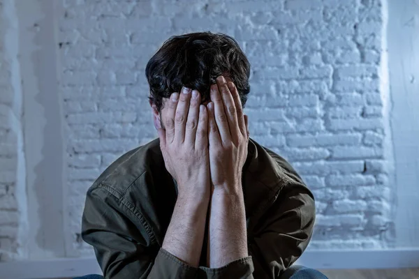 Jeune Homme Déprimé Assis Contre Mur Blanc Maison Avec Une — Photo