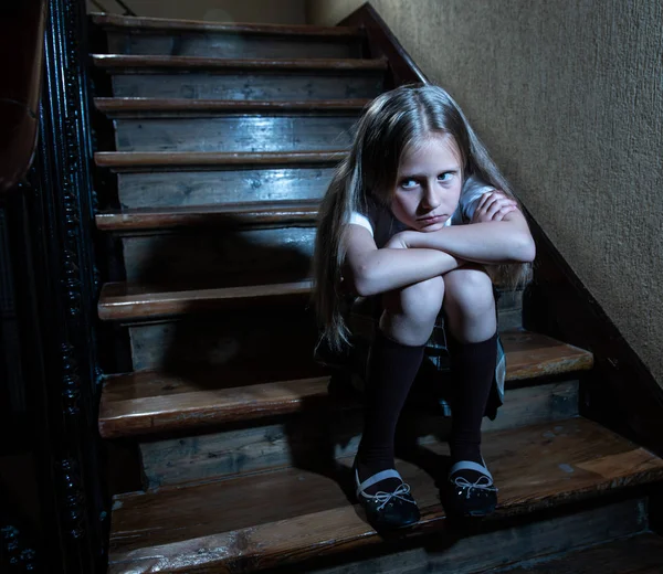 悲しい 落ち込んでいる 不幸な女子高生いじめや孤独な暗い光で階段に座っている絶望的な気持ちで虐待に苦しんでいます 学校の分離 いじめ 嫌がらせ 虐待の概念 — ストック写真