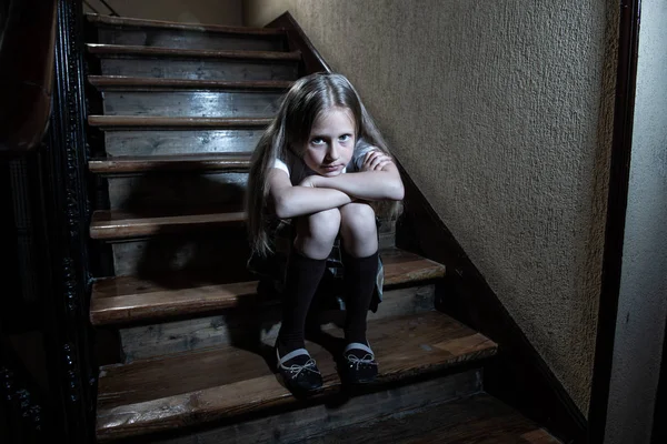 悲しい 落ち込んでいる 不幸な女子高生いじめや孤独な暗い光で階段に座っている絶望的な気持ちで虐待に苦しんでいます 学校の分離 いじめ 嫌がらせ 虐待の概念 — ストック写真