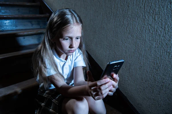 Triste Ragazza Depressa Vittima Cyberbullismo Smartphone Seduto Sulle Scale Sente — Foto Stock