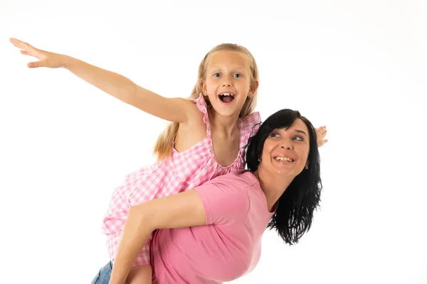 Retrato Filha Feliz Mãe Abraçando Estúdio Fundo Branco Família Feliz — Fotografia de Stock