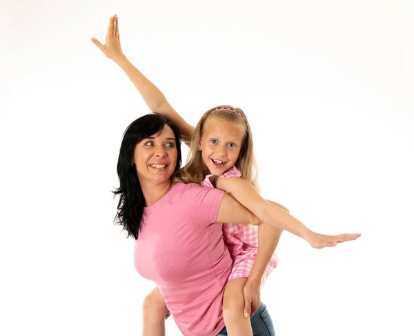 Retrato Uma Mãe Feliz Linda Menina Loira Abraçando Olhando Alegre — Fotografia de Stock