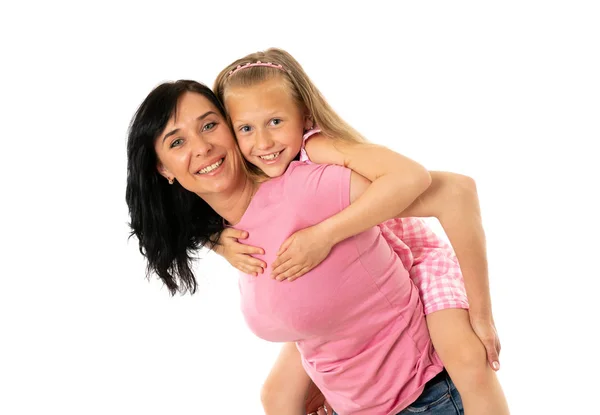 Retrato Filha Feliz Mãe Abraçando Estúdio Fundo Branco Família Feliz — Fotografia de Stock