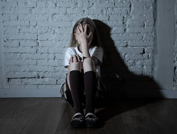 Bulling と孤独で 不幸な絶望 絶望の座っている壁 暗い光を伐採嫌がらせに苦しんで悲しい絶望的な若い女の子 学校の分離 虐待やいじめの概念 — ストック写真