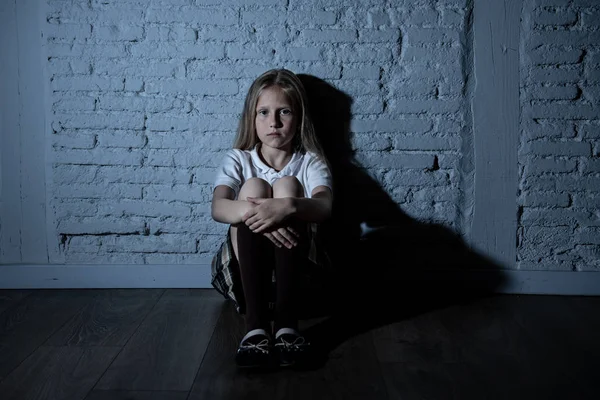 Chica Joven Desesperada Triste Que Sufre Bulling Acoso Cayendo Solo — Foto de Stock