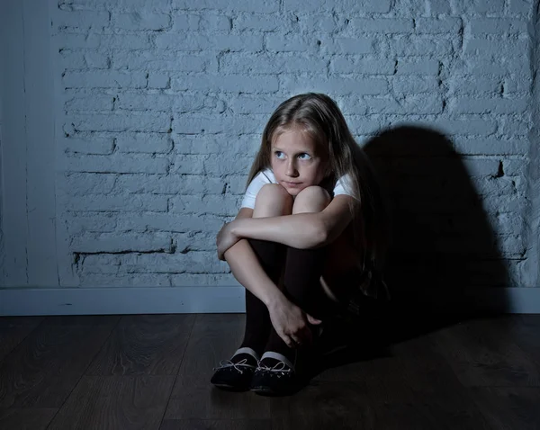 Triste Menina Desesperada Sofrendo Bulling Assédio Derrubando Solitário Infeliz Desesperado — Fotografia de Stock