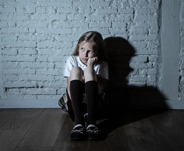 Sorgliga Desperat Ung Flicka Lider Mobbning Och Trakasserier Avverkning Ensam — Stockfoto