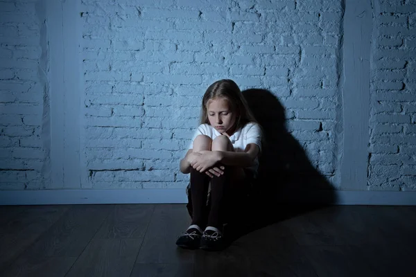 Triste Menina Desesperada Sofrendo Bulling Assédio Derrubando Solitário Infeliz Desesperado — Fotografia de Stock