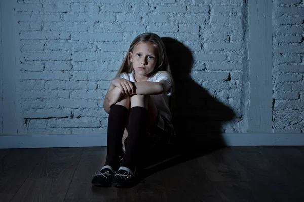 Грустная Отчаянная Молодая Девушка Страдающая Запугивания Преследования Падая Одинокой Несчастной — стоковое фото
