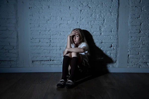 Triste Menina Desesperada Sofrendo Bulling Assédio Derrubando Solitário Infeliz Desesperado — Fotografia de Stock