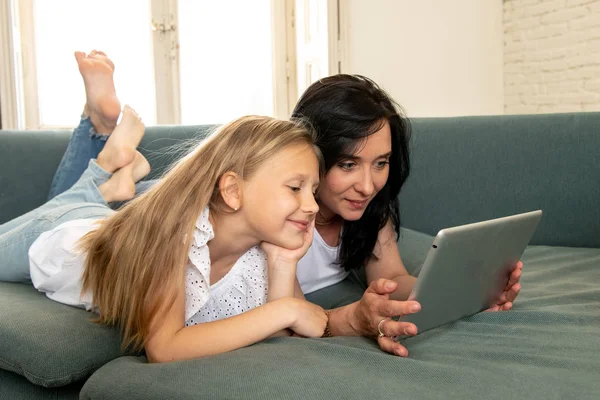 Hermosa Rubia Linda Niña Mamá Jugando Juntas Sonriendo Teniendo Tiempo — Foto de Stock