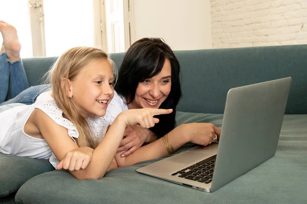 Hermosa Rubia Linda Niña Mamá Jugando Juntos Sonriendo Teniendo Tiempo — Foto de Stock