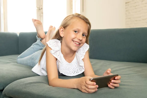 Hermosa Linda Encantadora Niña Rubia Jugando Divirtiéndose Teléfono Inteligente Sonriendo — Foto de Stock