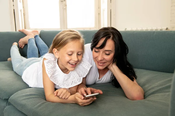 Hermosa Rubia Linda Niña Mamá Jugando Juntos Sonriendo Teniendo Tiempo — Foto de Stock