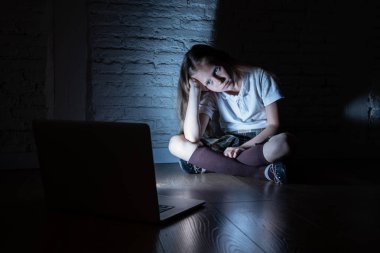 Hatta sanal ortamda kabadayılık ve umutsuz ve korkutmak duygu taciz acı laptop ile zorbalık üzgün kız korkmuş. Stalker sosyal medya ağı zorbalık çocuk kurban