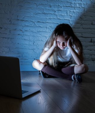 Hatta sanal ortamda kabadayılık ve umutsuz ve korkutmak duygu taciz acı laptop ile zorbalık üzgün kız korkmuş. Stalker sosyal medya ağı zorbalık çocuk kurban