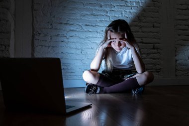Hatta sanal ortamda kabadayılık ve umutsuz ve korkutmak duygu taciz acı laptop ile zorbalık üzgün kız korkmuş. Stalker sosyal medya ağı zorbalık çocuk kurban