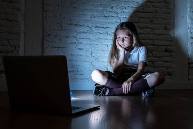 Hatta sanal ortamda kabadayılık ve umutsuz ve korkutmak duygu taciz acı laptop ile zorbalık üzgün kız korkmuş. Stalker sosyal medya ağı zorbalık çocuk kurban