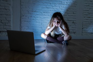 Hatta sanal ortamda kabadayılık ve umutsuz ve korkutmak duygu taciz acı laptop ile zorbalık üzgün kız korkmuş. Stalker sosyal medya ağı zorbalık çocuk kurban