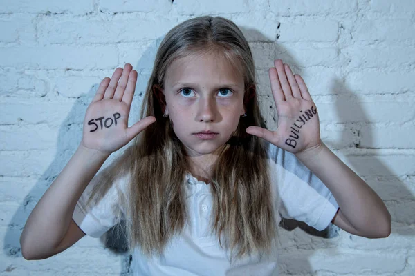 Fiatal Aranyos Kétségbeesett Ijedt Kis Iskolás Mutatja Szöveges Stop Megfélemlítés — Stock Fotó