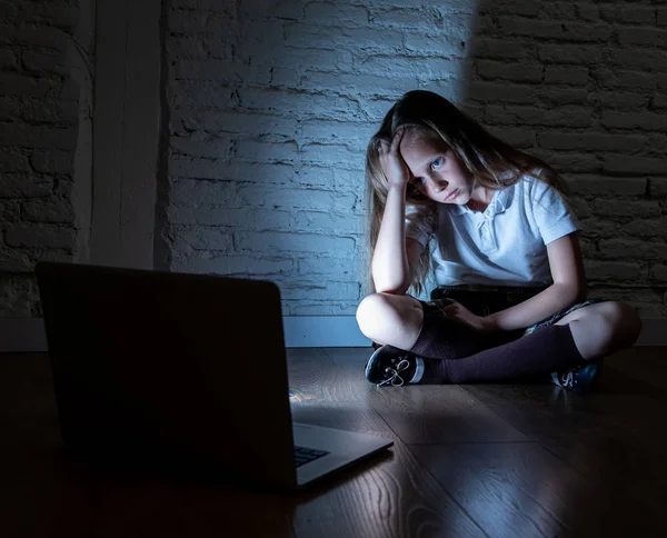 Menina Triste Assustado Intimidado Line Com Laptop Sofrendo Cyberbullying Assédio — Fotografia de Stock