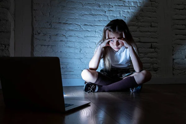 Przestraszony Smutna Panna Tyranizowana Linii Laptopa Cierpienia Cyberprzemocy Molestowanie Uczucie — Zdjęcie stockowe