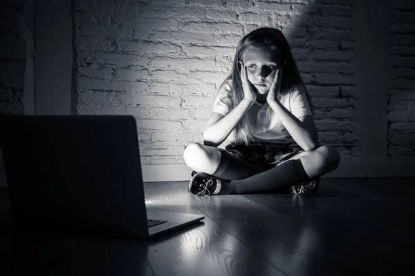 Menina Triste Assustado Intimidado Line Com Laptop Sofrendo Cyberbullying Assédio — Fotografia de Stock