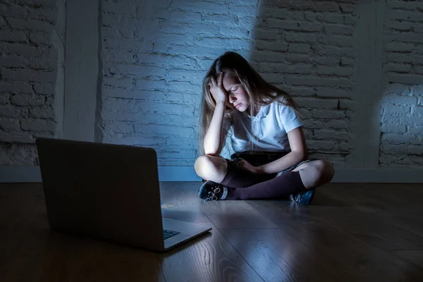 Chica Triste Asustada Intimidado Línea Con Ordenador Portátil Que Sufre — Foto de Stock