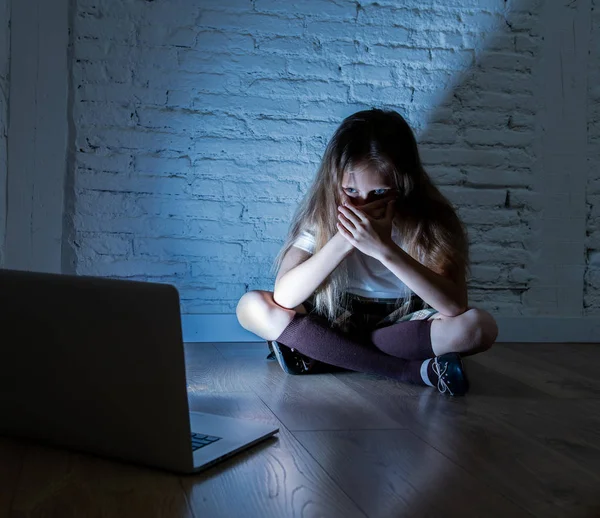 Menina Triste Assustado Intimidado Line Com Laptop Sofrendo Cyberbullying Assédio — Fotografia de Stock