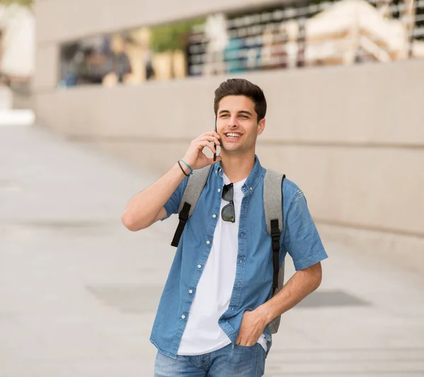 Atrakcyjne Młody Człowiek Stojący Zewnątrz Europejskim Mieście Rozmowy Telefon Komórkowy — Zdjęcie stockowe