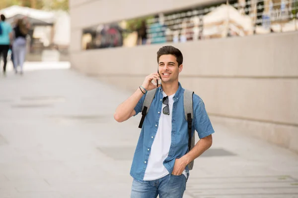 Atraktivní Mladý Muž Stál Venku Evropském Městě Mluvit Mobilním Telefonu — Stock fotografie