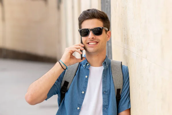 Atrakcyjne Młody Człowiek Stojący Zewnątrz Europejskim Mieście Rozmowy Telefon Komórkowy — Zdjęcie stockowe