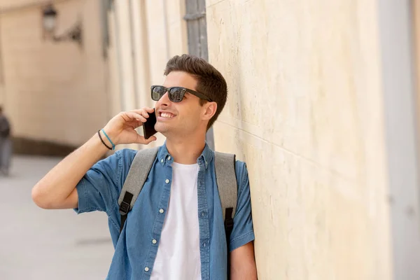 Attraente Giovane Uomo Piedi All Aperto Nella Città Europea Parlando — Foto Stock